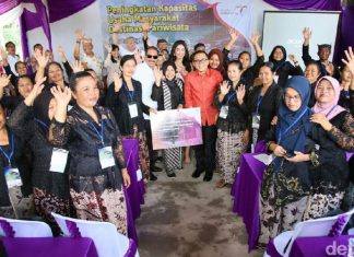 Menpar Bagi Hadiah di Banyuwangi Dalam Workshop Kepariwisataan