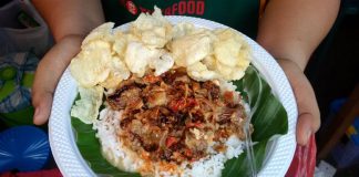Sajian Legendaris Nasi Glewo di Festival Kuliner Semarang